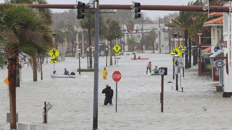 冠水した通りをボートで渡る人々＝１０日、米フロリダ州セントオーガスティン/Corey Perrine/Florida Times-Union/USA Today Network