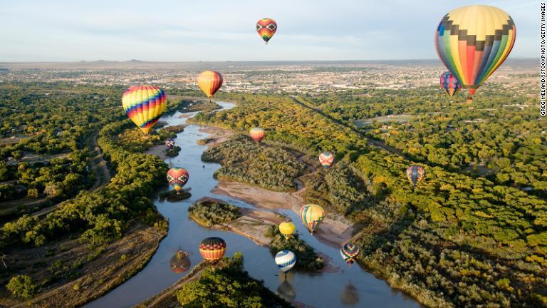 「魅惑の地」の異名をとる米ニューメキシコ州は、見事な砂漠の景色と毎年行われている熱気球フェスティバルで知られる/Greg Meland/iStockphoto/Getty Images