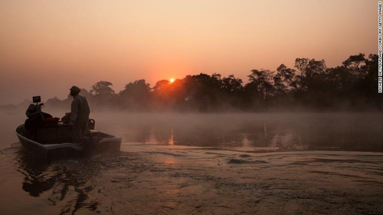 ゾウやライオンなどの動物が暮らすザンビアのカフエ国立公園/Michele Westmorland/Corbis RF/Getty Images