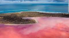 藻の一種が原因で鮮やかなピンク色に染まる西オーストラリア州のハント・ラグーン