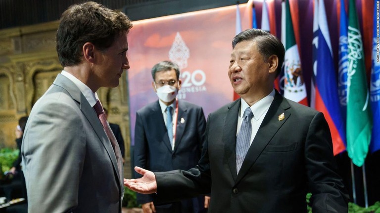 カナダのトルドー首相 (左)と中国の習近平（シーチンピン）国家主席(右)＝１６日、インドネシア・バリ島/Adam Scotti/Prime Minister's Office/Reuters