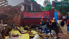 地震で壊れた学校を調べる作業員＝チアンジュール