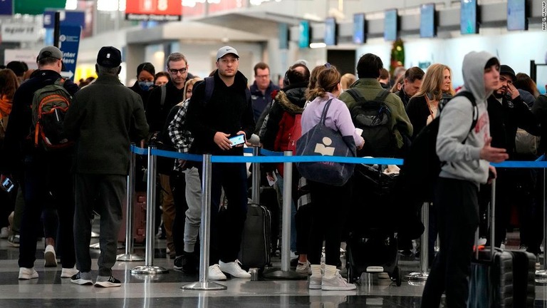 シカゴ・オヘア国際空港で保安検査に並ぶ人々＝２３日/Nam Y. Huh/AP