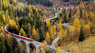 スイスで世界最長となる全長約２キロの旅客列車が走行した