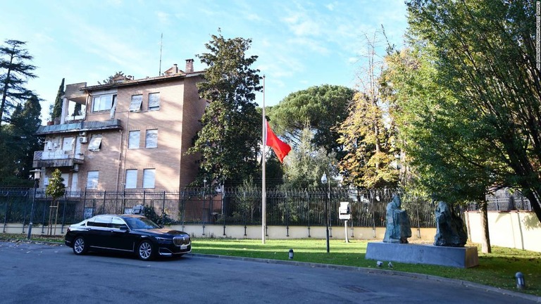 在イタリア中国大使館が江沢民・元国家主席の死去を受けて半旗を掲げる＝１１月３０日/Jin Mamengni/Xinhua/Getty Images