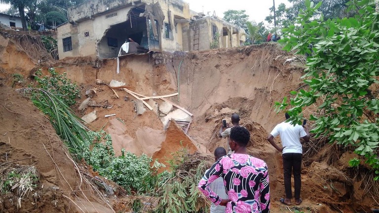 土砂災害の発生現場＝１３日、コンゴ民主共和国のキンシャサ郊外/Reuters