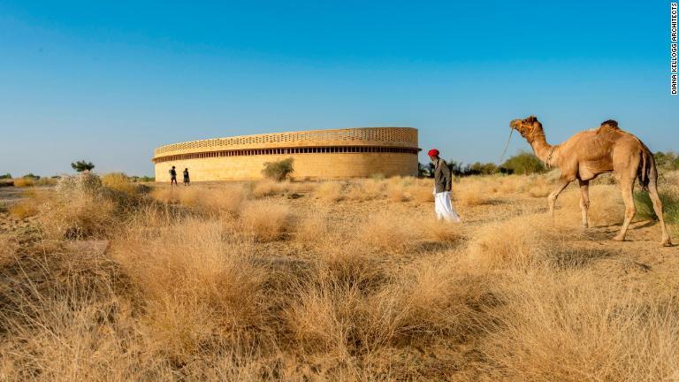 インド北部にある砂漠の町ジャイサルメールは、真夏の気温が４９度に達することもある/Diana Kellogg Architects