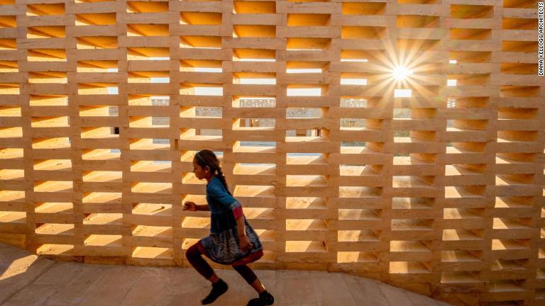 学校内部を取り囲む格子状のジャリ壁。「ベンチュリ効果」で風を加速させ、空間を涼しくする/Diana Kellogg Architects