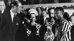 １９６８年、リオデジャネイロでの試合後、英エリザベス女王と夫のフィリップ殿下からトロフィーを授与される