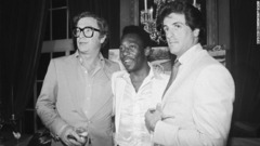 １９８１年の映画「勝利への脱出」で共演したシルベスター・スタローン（右）、マイケル・ケインと