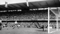 １９５８年Ｗ杯の決勝、スウェーデンからブラジルの３点目となるゴールを決める。試合はブラジルが５－２で勝ち、Ｗ杯初制覇を成し遂げた