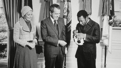 １９７３年、ホワイトハウスを訪れ、ニクソン大統領に贈るボールにサインする