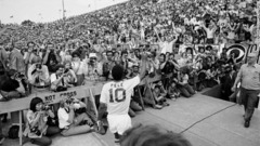１９７５年、ニューヨーク・コスモスでのデビュー戦の前にファンに手を振る