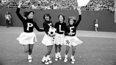 １９７７年、コスモスの試合会場でペレを待つチアリーダーたち