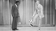 米深夜番組の司会者、ジョニー・カーソンにサッカーを教える