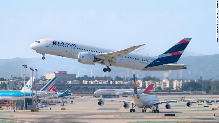 ４位のラタム航空。中南米およびメキシコの国内航空会社ランキングでも４位となった/AaronP/Bauer-Griffin/Getty Images
