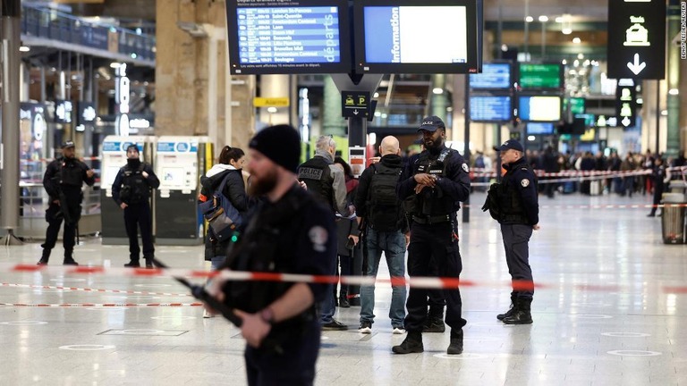 襲撃現場に派遣された警官ら＝１１日、フランス首都パリ/Benoit Tessier/Reuters