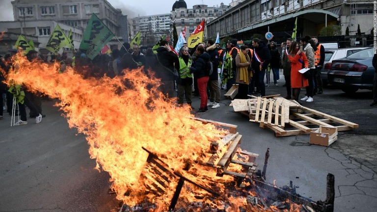 年金改革に抗議するデモの最中、木製のパレットが燃やされる＝１９日、パリ/Stephane De Sakutin/AFP/Getty Images