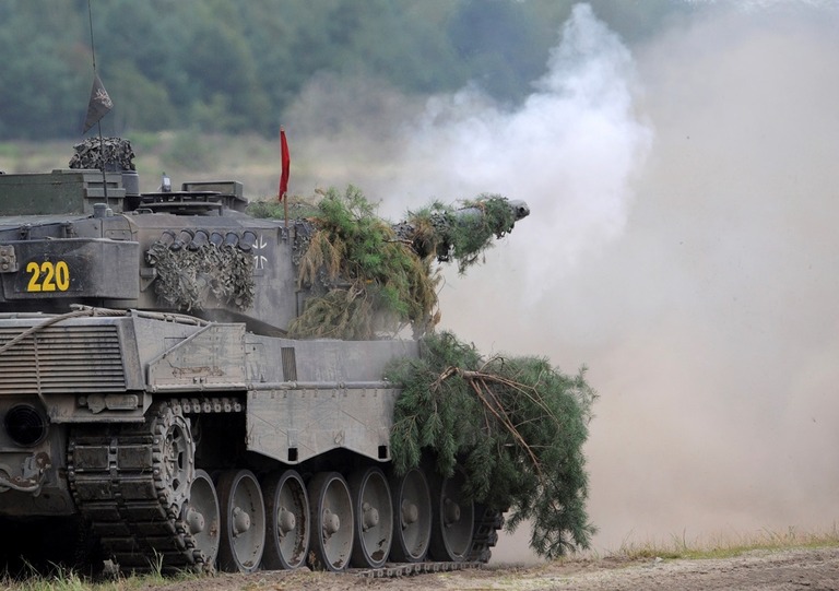 ドイツ連邦軍予備役が保有するレオパルト２戦車＝２００９年８月１２日撮影/Ralf Hirschberger/dpa/AP