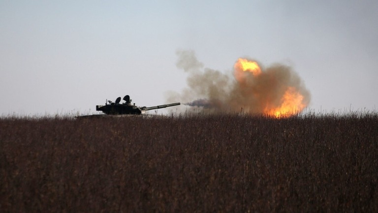 戦車から発砲するウクライナ軍＝２６日、ウクライナ・バフムート近郊/Anatolii Stepanov/AFP/Getty Images