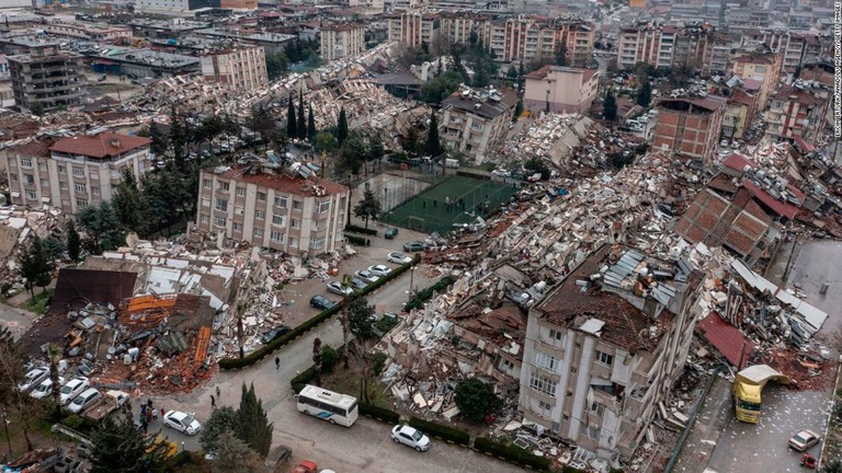 地震で破壊された建物。フランスとスペインが救急隊の支援を発表した/Ercin Erturk/Anadolu Agency/Getty Images
