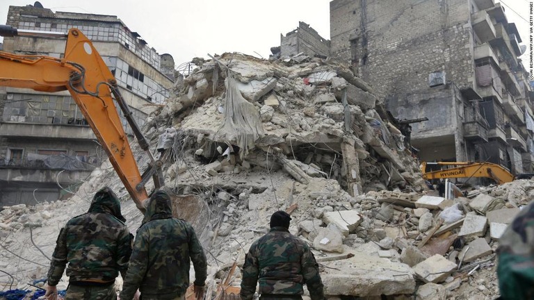 倒壊した建物で捜索を行う救急隊＝６日、シリア・アレッポ/LOUAI BESHARA/AFP/AFP via Getty Images