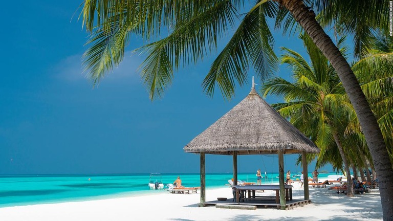 インド洋の島国モルディブは、高級志向の旅行者や美しいビーチで休暇を楽しみたい人々に魅力的な旅先だ/s4svisuals/Adobe Stock