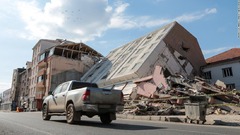 トルコ、大地震の建物倒壊で２００人近くを逮捕