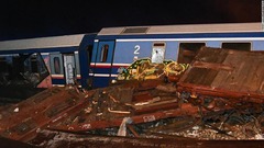 列車同士が衝突　２９人死亡、８５人負傷　ギリシャ