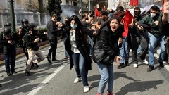 列車衝突で抗議デモ続く、首相謝罪でも収まらず　ギリシャ