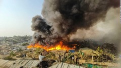 ロヒンギャ難民キャンプで大規模火災、１万２千人が被災　バングラデシュ