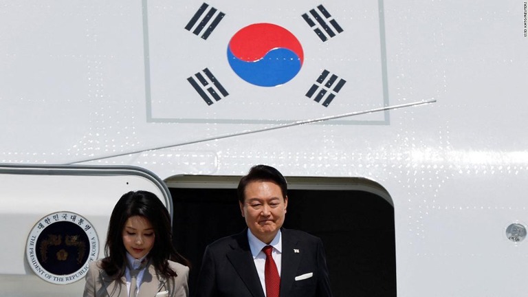 羽田空港に到着した韓国の尹錫悦大統領（右）と金建希夫人/Issei Kato/Reuters
