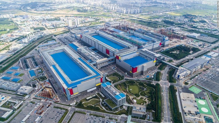 韓国サムスン電子のチップ生産工場＝２０２２年９月７日、韓国・平沢/Samsung Electronics/Reuters/FILE