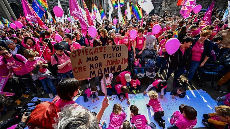 イタリア・ミラノで同性婚カップルの権利を制限しようとする動きに対し、デモが行われた/Gabriel Bouys/AFP/Getty Images