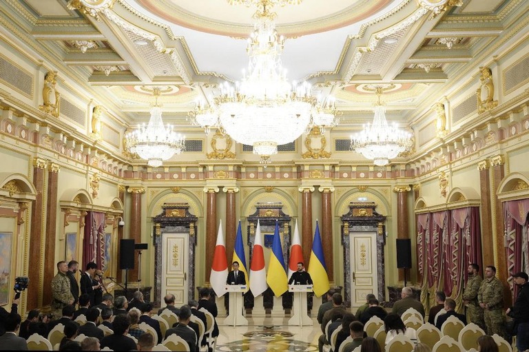 ２１日、ウクライナ首都で共同記者会見を行う岸田首相（左）とゼレンスキー大統領/Kyodo News/Getty Images