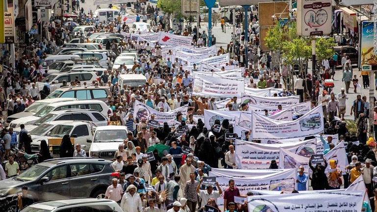 イエメンの都市タイズで、数年に及ぶフーシの包囲攻撃に対する抗議デモを行う人々/Ahmad Al-Basha/AFP/Getty Images/File