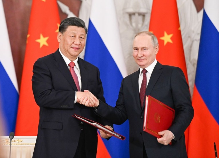 モスクワを訪問した中国の習近平（シーチンピン）国家主席と握手を交わすロシアのプーチン大統領（右）＝２１日/Xie Huanchi/Xinhua/Getty Images