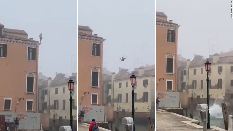 ベネチア当局は、３階建てのビルから運河に飛び込んだ男性の行方を追っている/LuigiBrugnaro/Twitter
