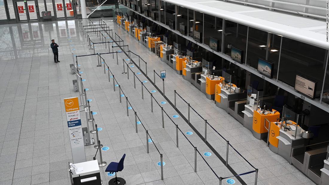 ミュンヘンの空港ターミナルは人がいない＝２６日/Christof Stache/AFP/Getty Images