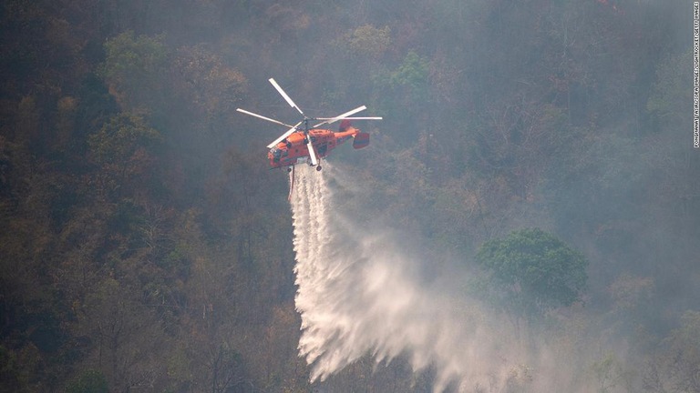 タイのチェンマイで森林火災の消火活動を行う消防署のヘリコプター/Pongmanat Tasiri/SOPA Images/LightRocket/Getty Images