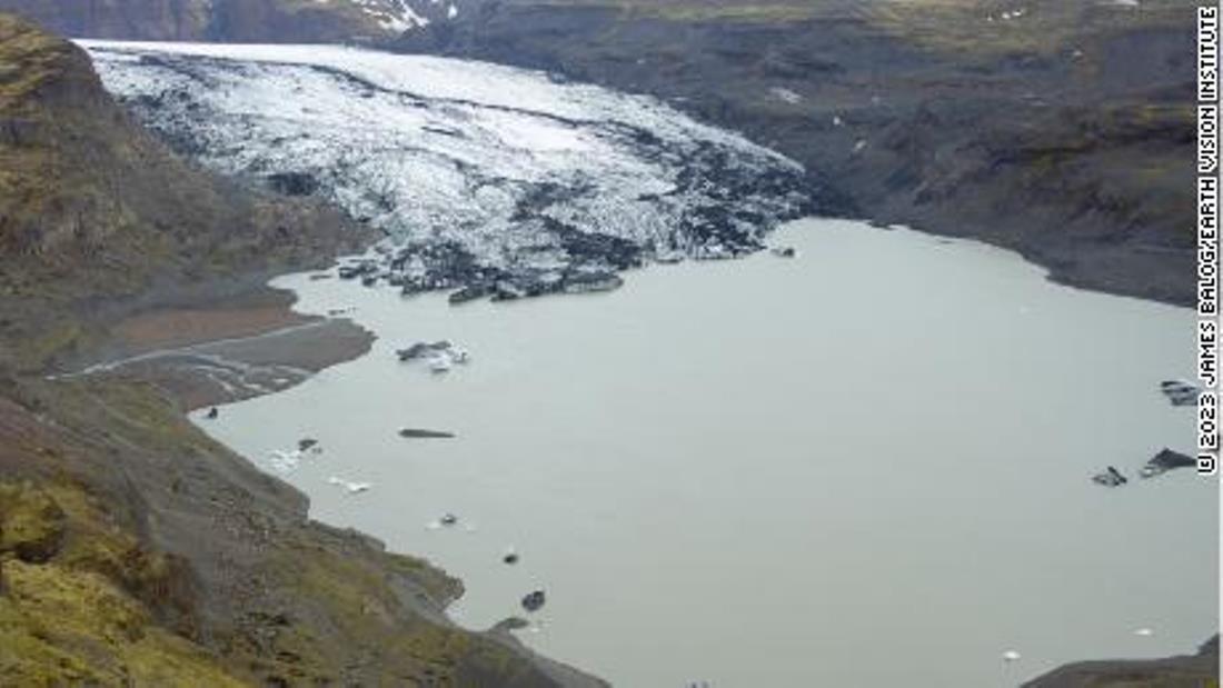 ２２年に撮影。アイスランドのソゥルヘイマヨークトル氷河が退行する様子がうかがえる。地球温暖化により、氷河の融解速度は倍増しているとみられる/© 2023 James Balog/Earth Vision Institute.