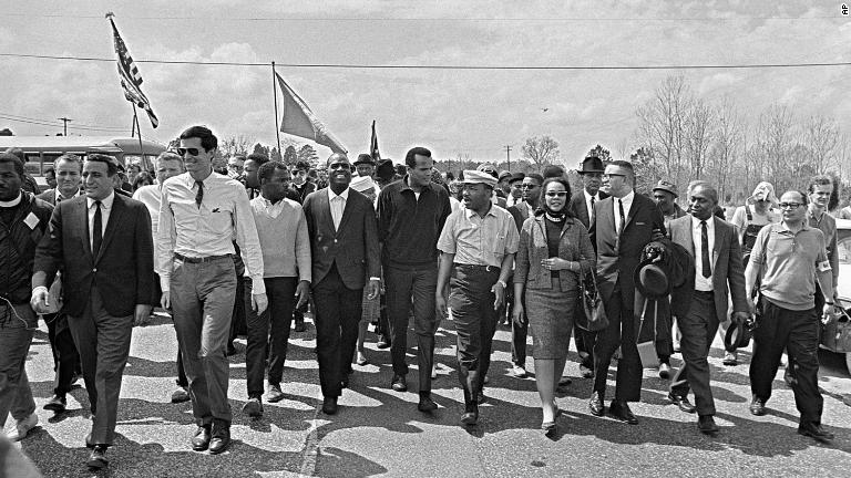 マーティン・ルーサー・キング牧師（中央）と並ぶベラフォンテさん（左隣）＝１９６５年３月２４日、米アラバマ州/AP