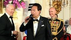 米歌手、韓国大統領とのデュエット申し出　バイデン氏の前で熱唱の曲