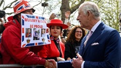 ５日、祝福に訪れた人々とバッキンガム宮殿の外で交流するチャールズ国王