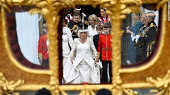 英王室の馬車「ゴールデンステートコーチ」に向かって歩くカミラ王妃