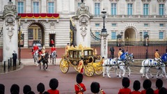 戴冠式に向け、バッキンガム宮殿を出発する国王の馬車