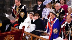 戴冠式の間、シャーロット王女に向かって何かを指さすルイ王子