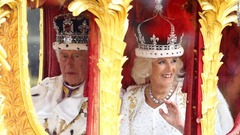 戴冠式の後、馬車でバッキンガム宮殿へ戻るチャールズ国王とカミラ王妃