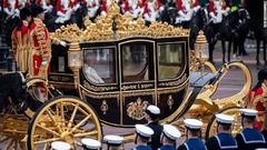 バッキンガム宮殿を出発するチャールズ国王とカミラ王妃