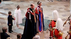 ウェストミンスター寺院に到着したウィリアム皇太子夫妻とシャーロット王女、ルイ王子。長男のジョージ王子は式典中、チャールズ国王とカミラ王妃に付き添う役目を担っている